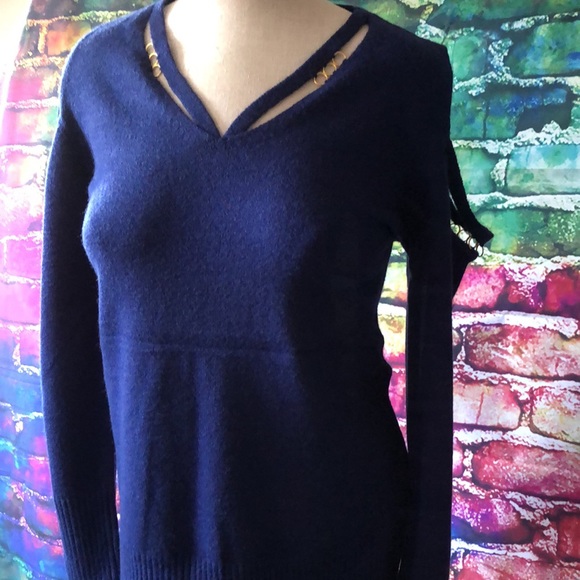 💙Cold shoulder light weight cozy loose knit v-neck sweater NEW💙 - Picture 2 of 4